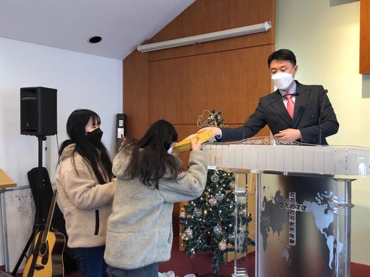 주일학교 및 중학교 졸업 축하 (2022년1월2일) · 2번째 사진