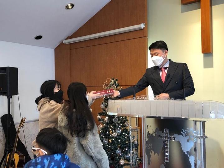 주일학교 및 중학교 졸업 축하 (2022년1월2일) · 3번째 사진