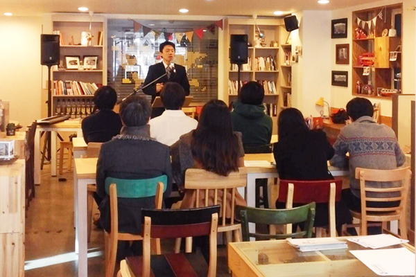 카페 안 나무 의자에 열 명 남짓이 앉아 말씀을 듣는 모습