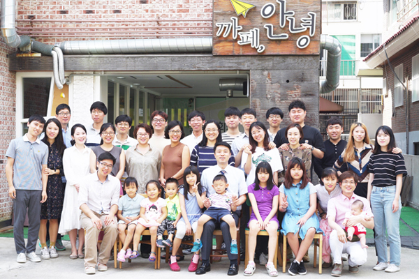 첫 예배당에서 마지막 예배를 드리며 함께 모인 모습