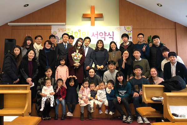정회원 서약식에서 손을 들고 서약하는 모습