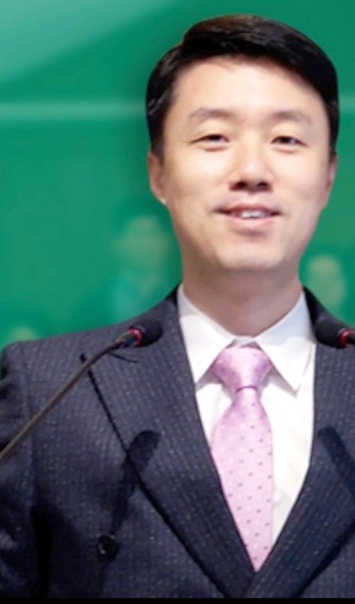 한성훈 목사가 정면을 보고 웃고 있는 모습